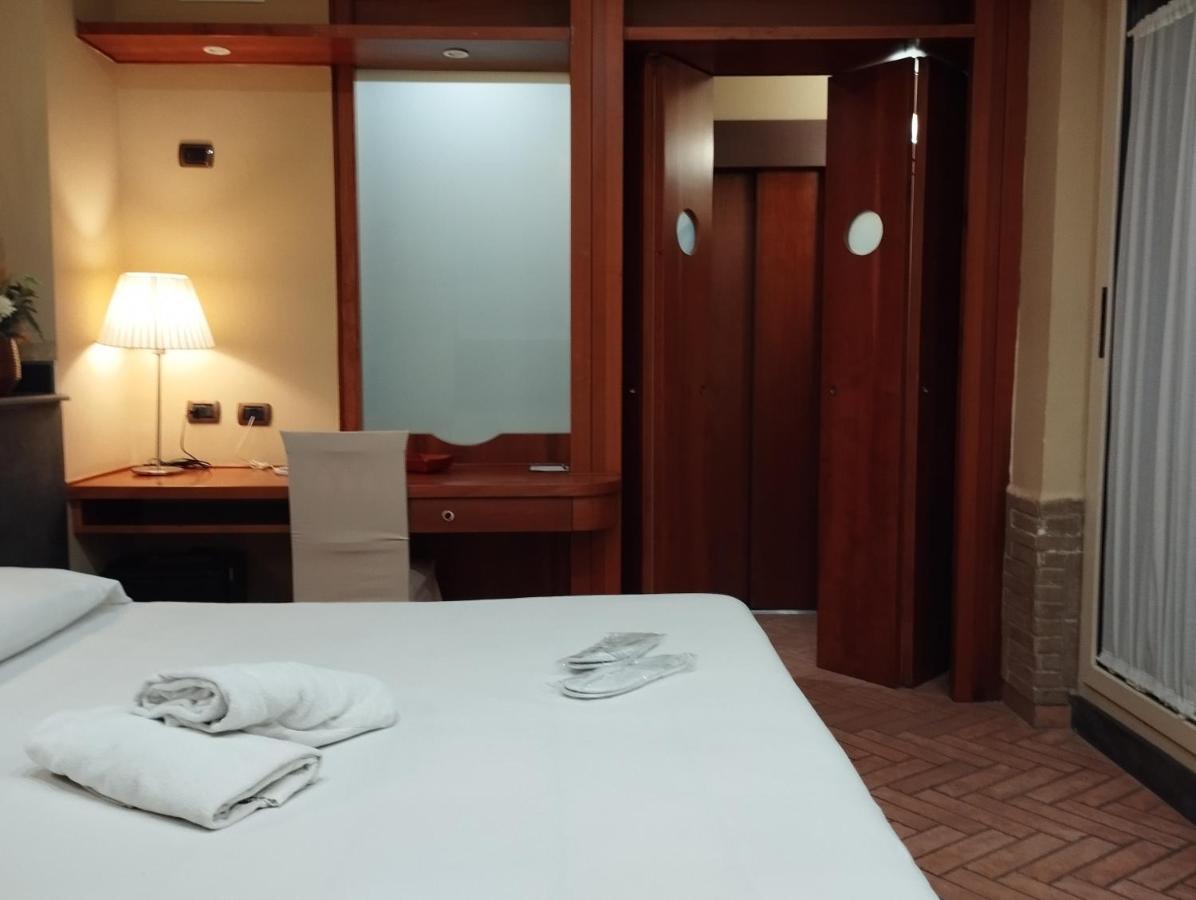 Hotel Suite Ares Napels Buitenkant foto