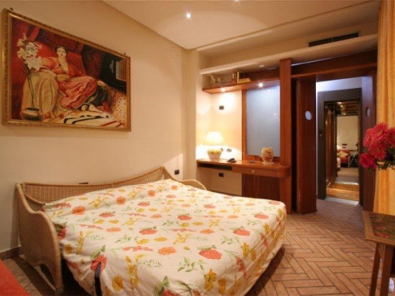 Hotel Suite Ares Napels Kamer foto